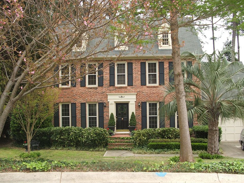  lots of curb appeal!!