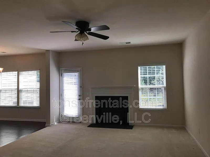 3 bed, 2.5 bath, 2100 sqft, $1,795 — Photo 3