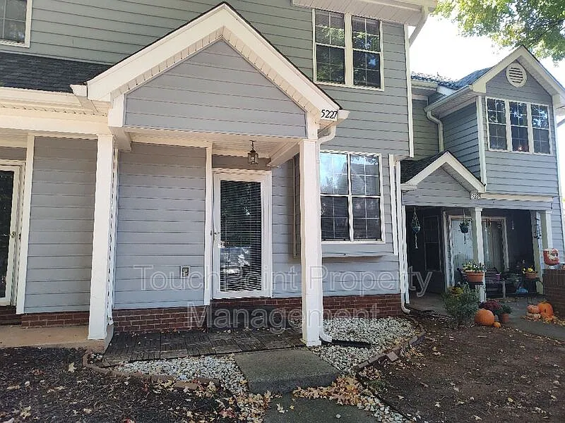 2 bed, 1.5 bath, 979 sqft, $1,500 — Photo 2