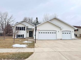 416 22nd St SW, Minot, ND 58701