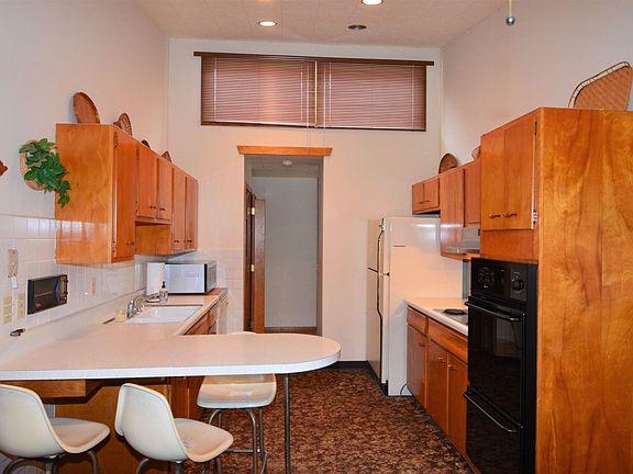 Eat-In Kitchen
