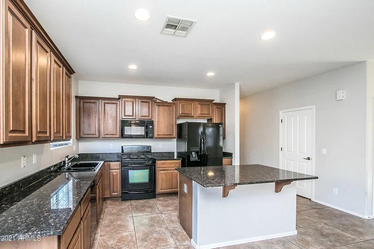 5 bed, 3050 sqft, $3,250 — Photo 3