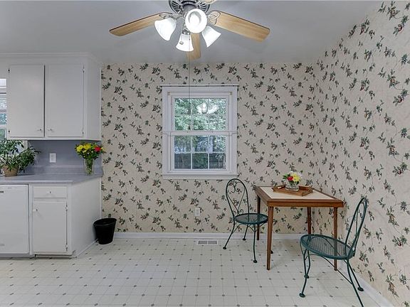 Eat in kitchen - plenty of space for a larger table to seat 4 or more