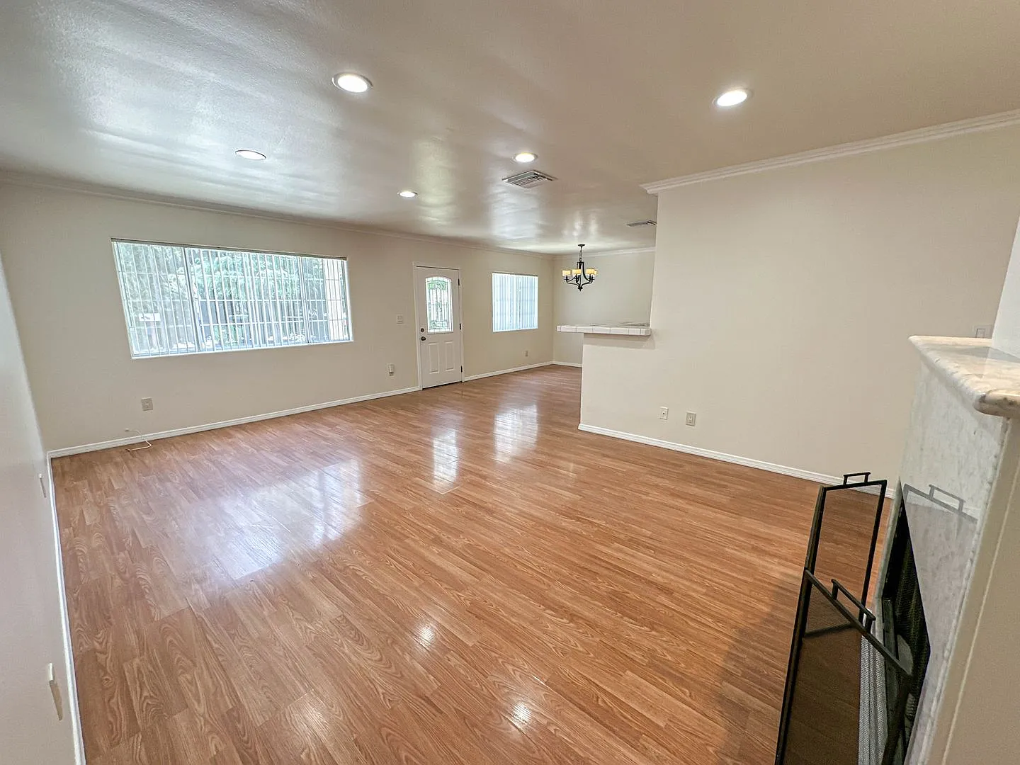 Charming Reseda 4 Bedroom PLUS Office for Rent! — Photo 2