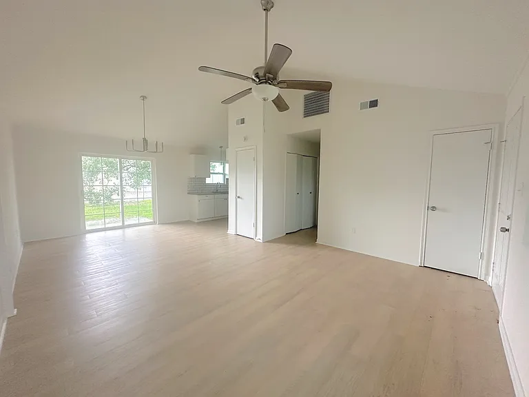 427 S Nickens Ave — Photo 3