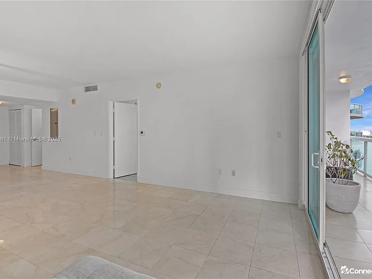 1800 N Bayshore Dr — Photo 3