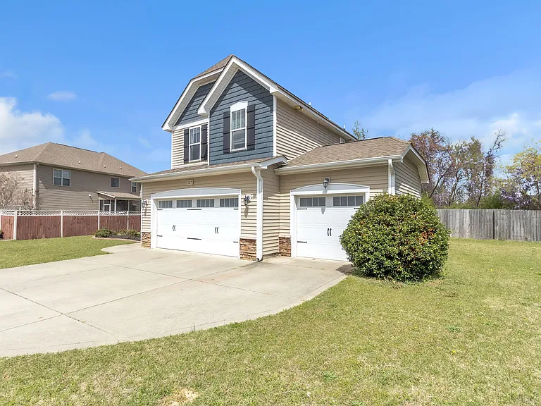 127 Ganton Dr — Photo 3