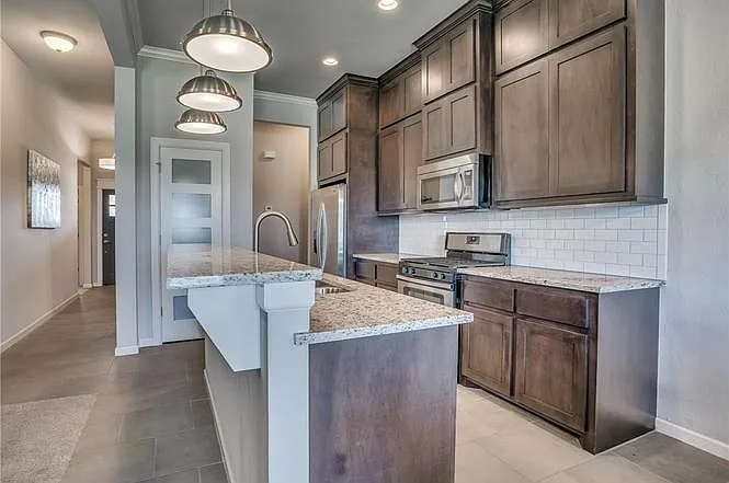 2400 Santa Monica St — Photo 3
