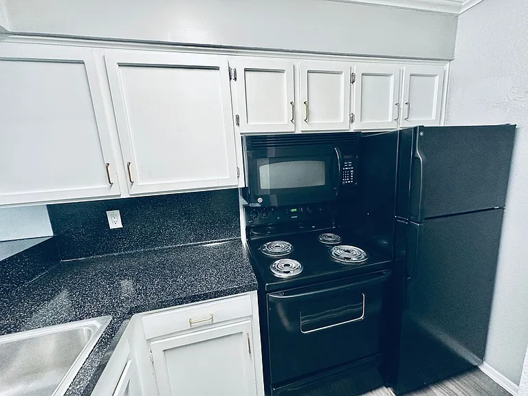Awesome open Studio Apartments Close to Downtown — Photo 52