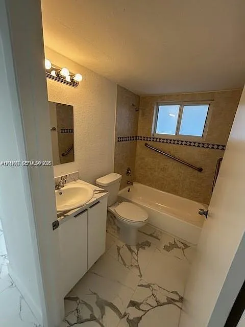 2 bed, 1.0 bath, 7635 sqft, $1,995 — Photo 2