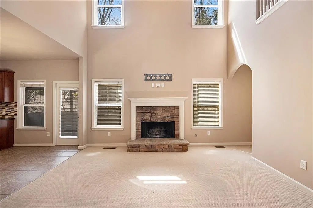 6 bed, 3.5 bath, 3756 sqft, $3,200 — Photo 2