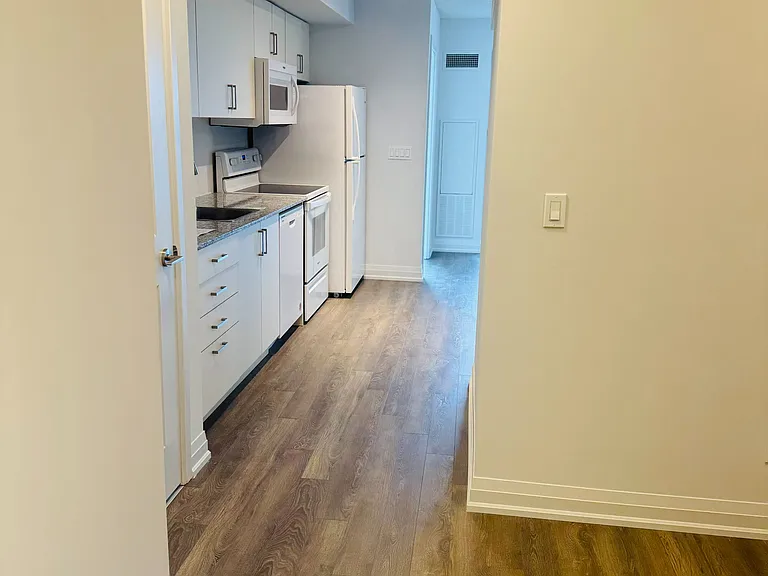 20 Meadowglen Pl #1102 — Photo 3