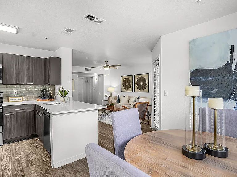 La Ventana Apartments — Photo 32