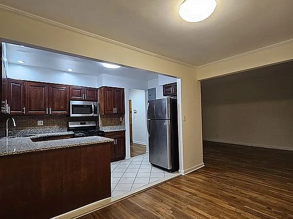 3rd image of 21-24 Hoyt Ave S #1