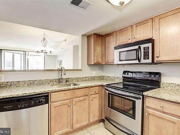 3rd image of 1001 N Vermont St APT 704