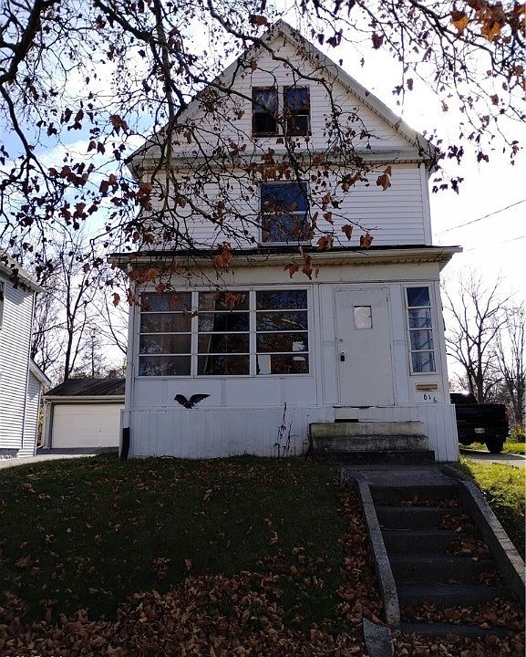 1st image of 611 Dickson St