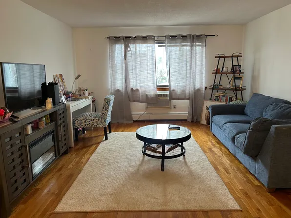 11 Hallmark Gdns APT 9, Burlington, MA 01803