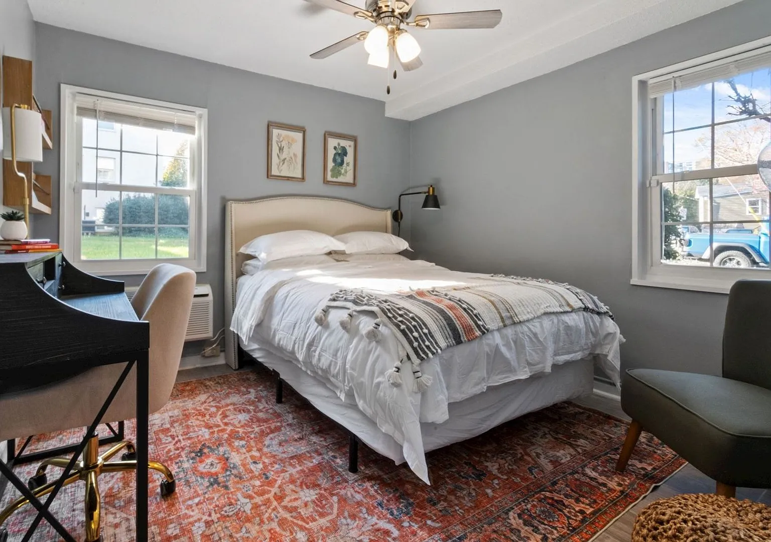 Plug and Play Luxury Condo Next to the Metro: Parking & Utilities Included — Photo 4