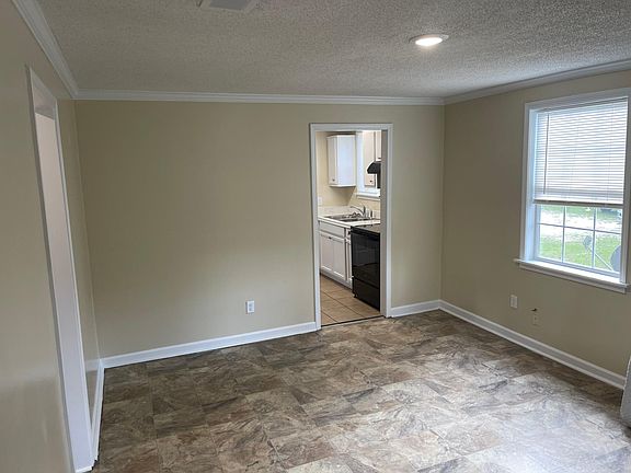 2nd image of 864 E Plum St
