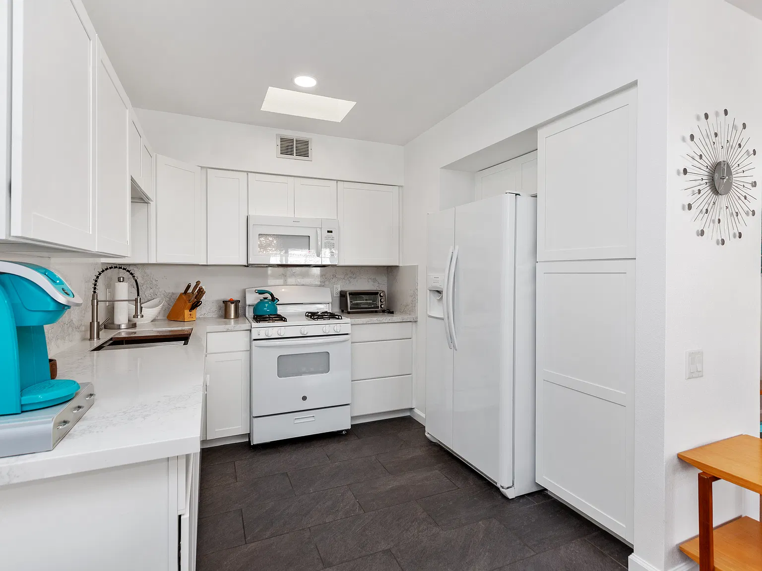 2 bed, 2.0 bath, 945 sqft, $2,400 — Photo 2