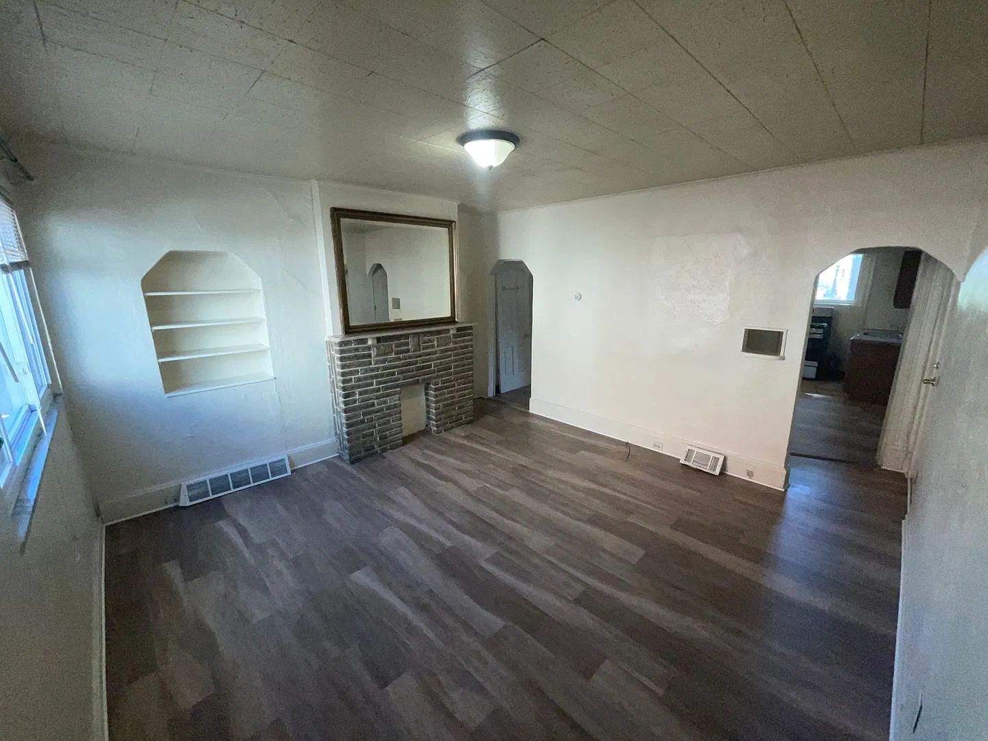 2 Bedroom Home in Bloomfield - Convenient Location - Available NOW — Photo 2
