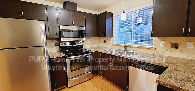 2 bed, 1.5 bath, 1095 sqft, $2,200 — Photo 3