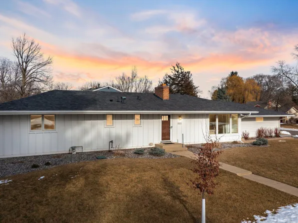 2523 Stanbridge St, Roseville, MN 55113