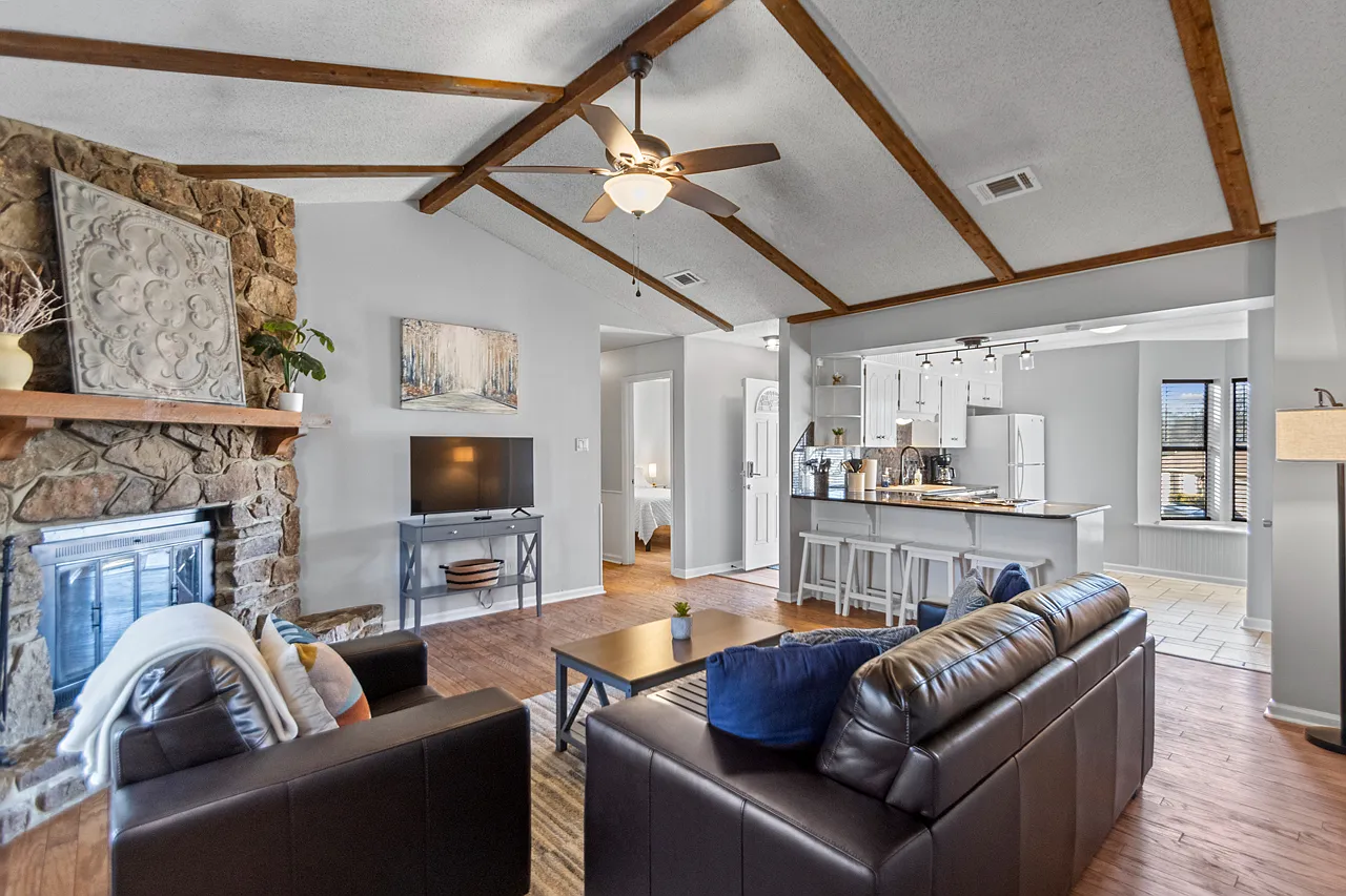 3 bed, 1400 sqft, $4,200 — Photo 3