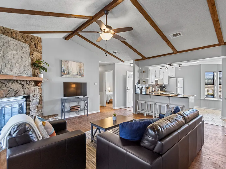 122 Pecan Valley Dr — Photo 3