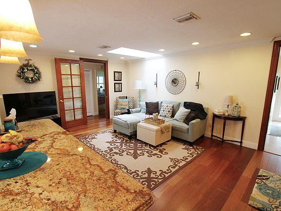 Kitchen Bar & Family Room