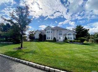 2 Redwood Ln, Miller Place, NY