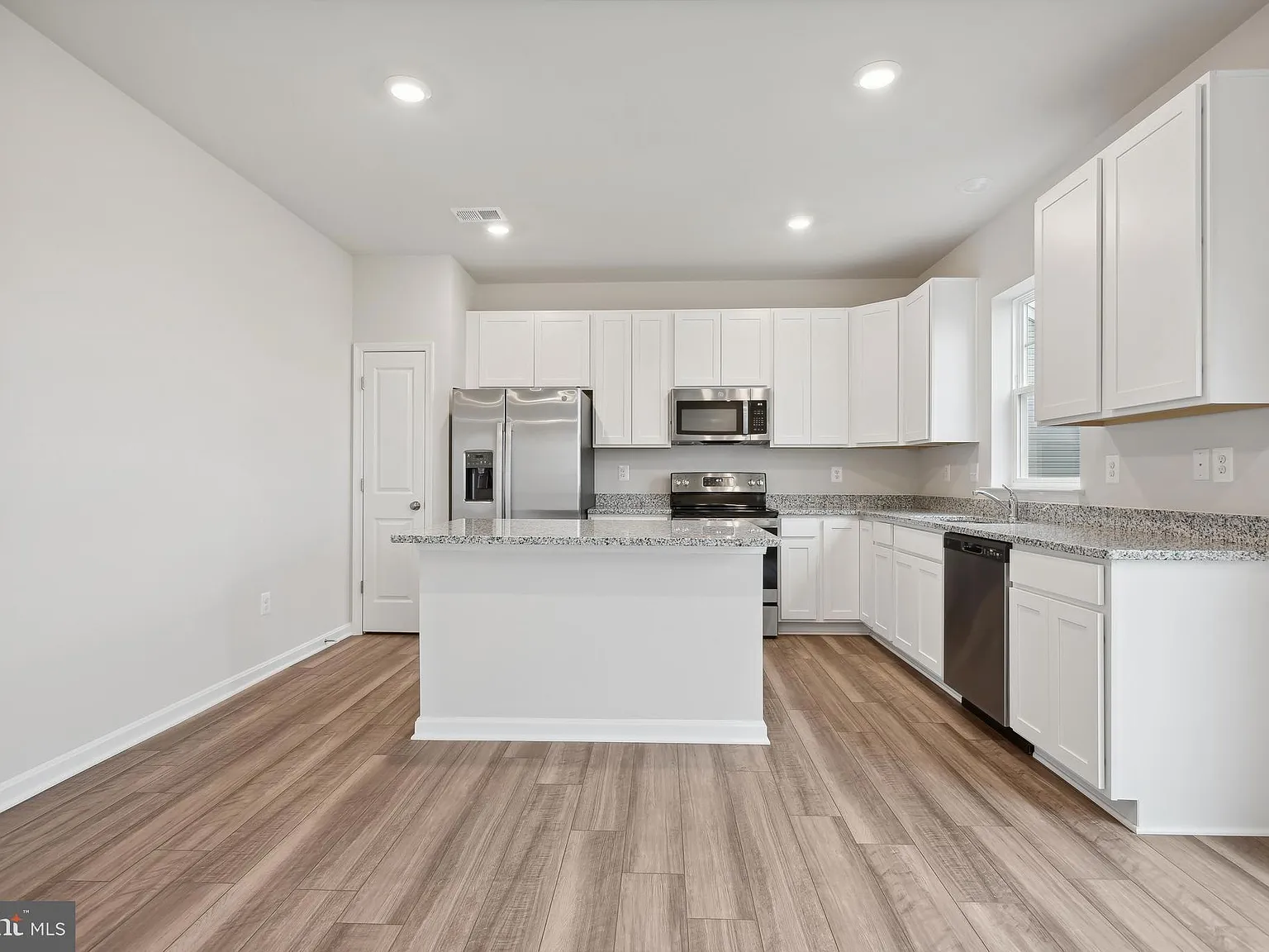 5 bed, 3.5 bath, 2662 sqft, $3,100 — Photo 4