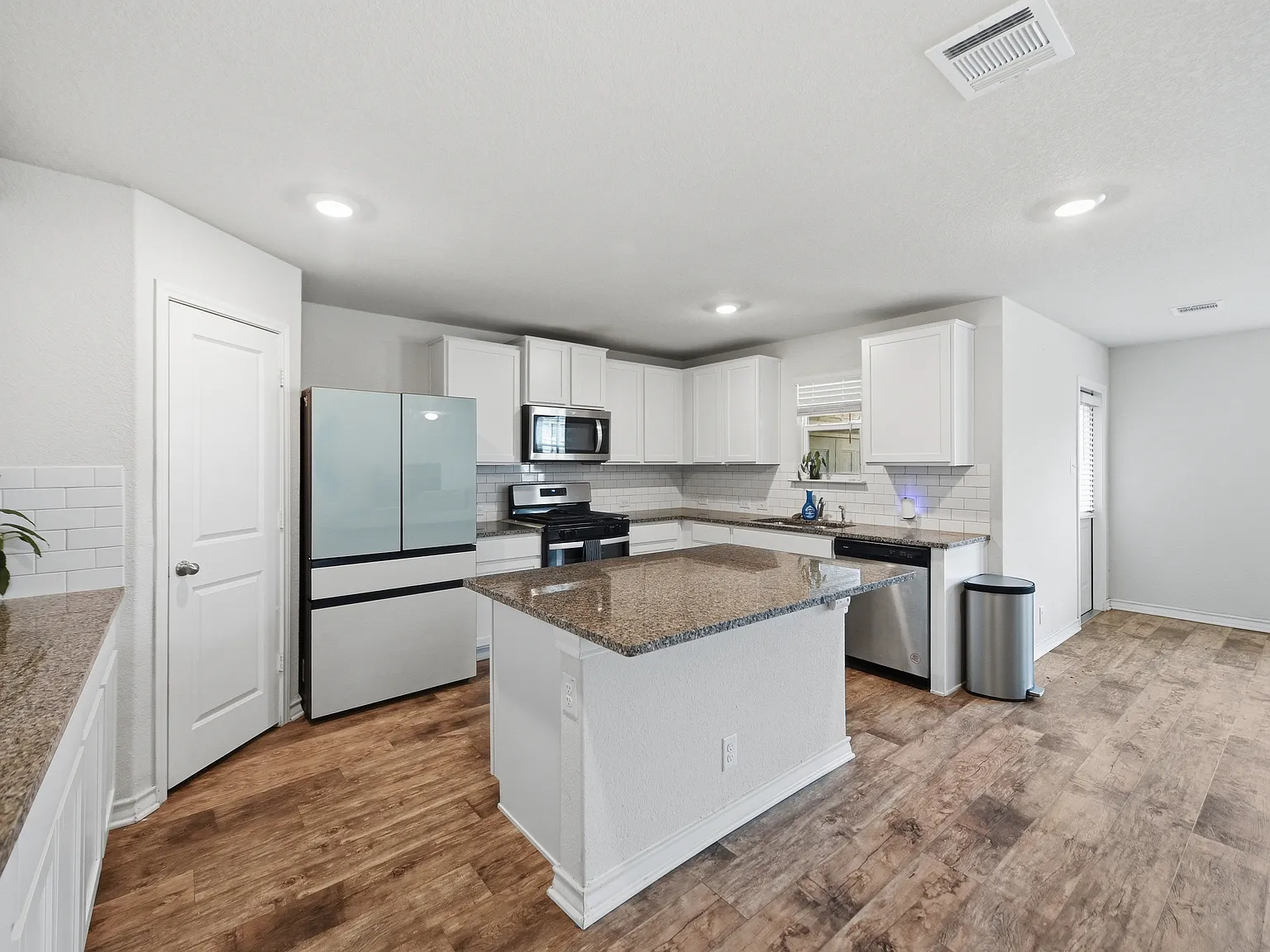 3 bed, 2.5 bath, 2240 sqft, $2,150 — Photo 4