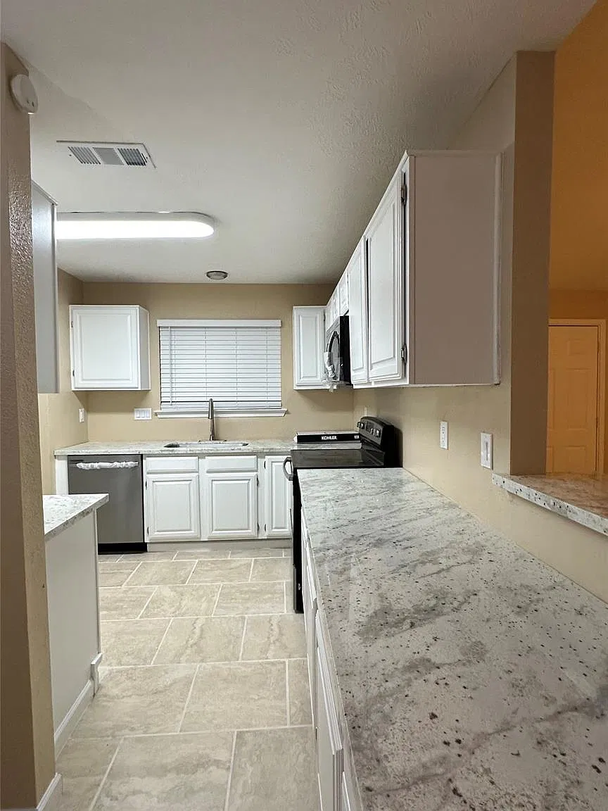 3 bed, 2.0 bath, 1421 sqft, $1,920 — Photo 3