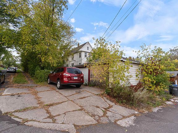 4th image of 2772 Wellington St
