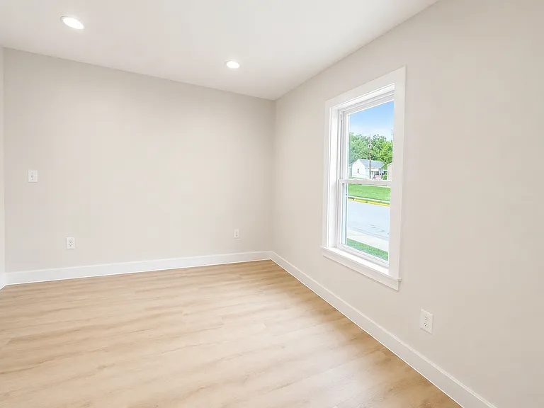 105 Watson Ave — Photo 4