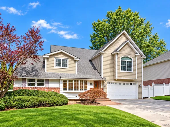 43 North Drive, Westbury, NY 11590