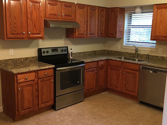 KITCHEN/ELECTRIC STOVE/DISHWASHER, DISPOSAL, STAINLESS REFRIDGERATOR, WASHER/DRYER HOOKUPS