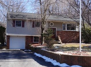 26 Sanders Ct, West Milford, NJ 07480