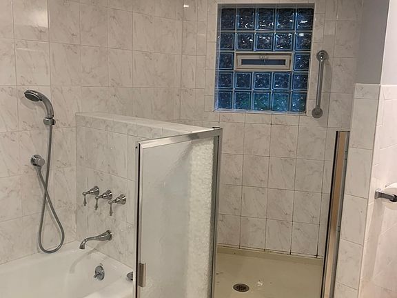 4th image of 2041 W Farragut Ave APT 2