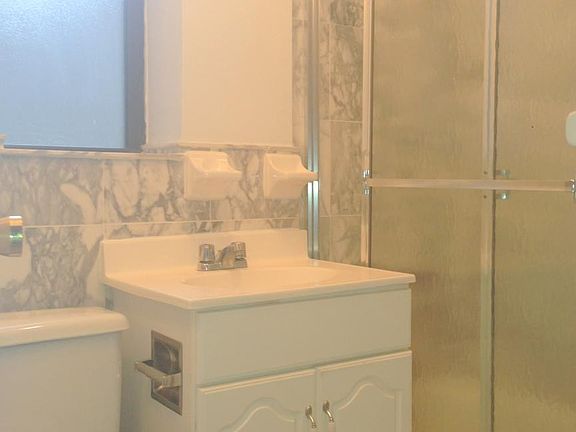 3rd image of 224 E 51st St