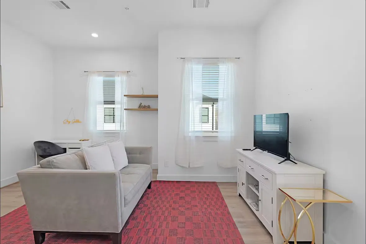 1 bed, 700 sqft, $1,600 — Photo 3
