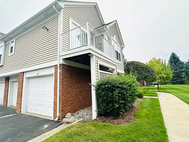 4033 Berkshire Dr — Photo 13