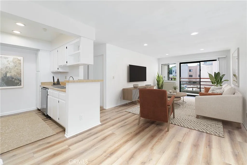 1119 Albany St APT 226 photo 1