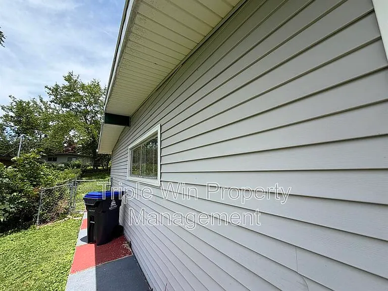 835 Bobbins Ln — Photo 4