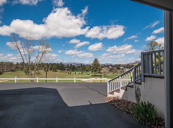 3rd image of 284 Clubhouse Dr