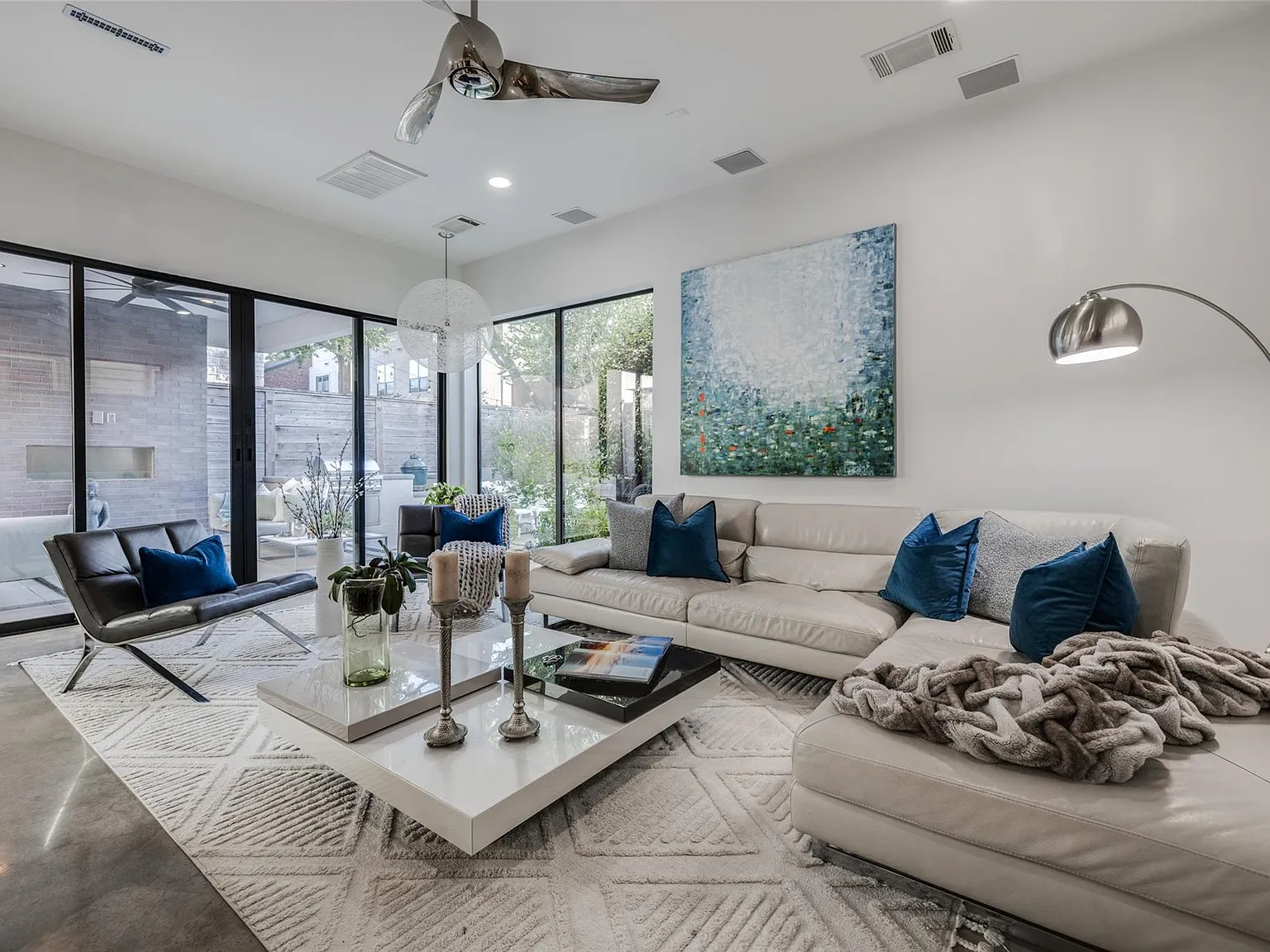 4 bed, 3.5 bath, 4496 sqft, $12,000 — Photo 4