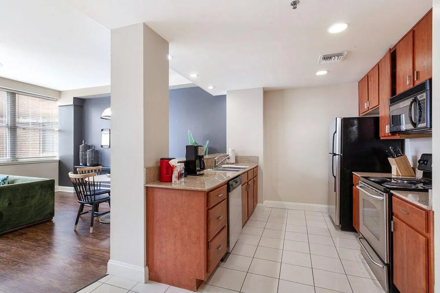 1 bed, 2.0 bath, 430 sqft, $4,317 — Photo 4