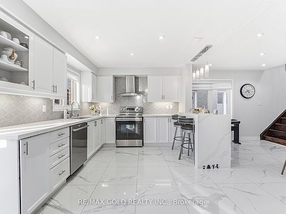 5th image of 32 Toddville Rd