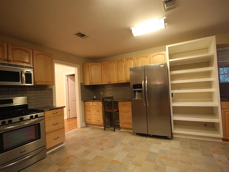 2206 W 10th St — Photo 5
